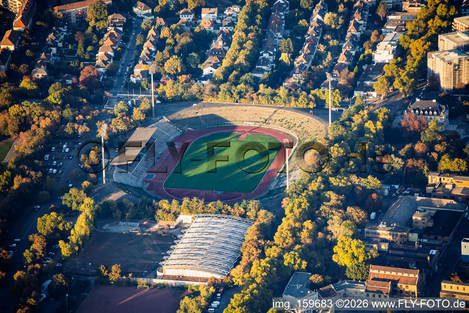 Südweststadion mit von Büschen überwucherter Tribüne und Sportpark Südwest in Ludwigshafen im Bundesland Rheinland-Pfalz, Deutschland