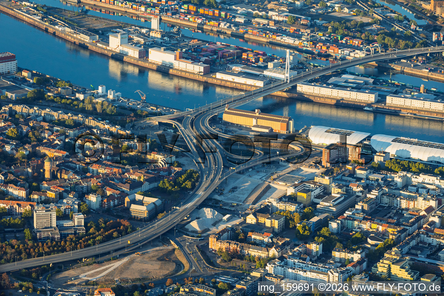 Baustelle zum Abriss der Hochstraße Nord (B44) für die geplanten Helmut-Kohl-Allee und Auffahrt zur gesperrten Kurt-Schumacher-Brücke nach Sprengung des Würfelbunkers und Abriss des Rathaus-Centers im Ortsteil Mitte in Ludwigshafen im Bundesland Rheinland-Pfalz, Deutschland