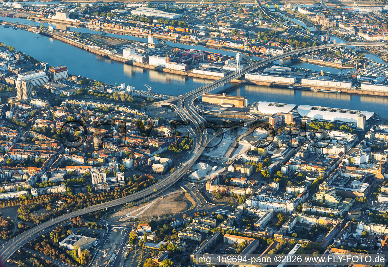 Baustelle zum Abriss der Hochstraße Nord (B44) für die geplanten Helmut-Kohl-Allee und Auffahrt zur gesperrten Kurt-Schumacher-Brücke nach Sprengung des Würfelbunkers und Abriss des Rathaus-Centers im Ortsteil Mitte in Ludwigshafen im Bundesland Rheinland-Pfalz, Deutschland