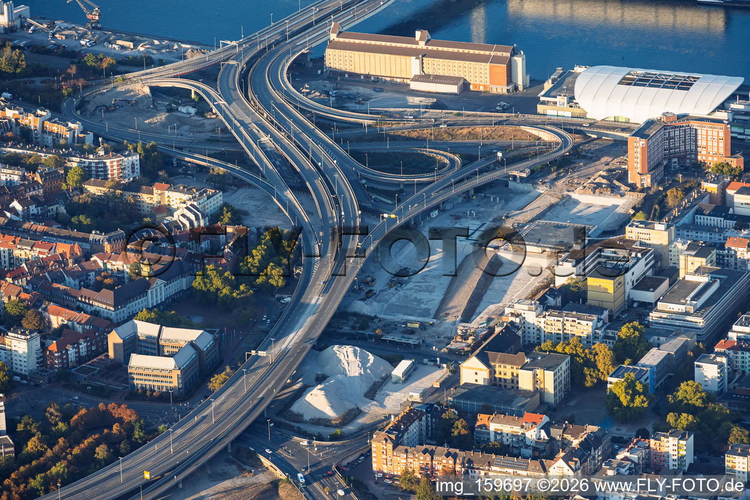 Auffahrt zur Kurt-Schuhmacher-Brücke über den Rhein nach Mannheim(B44) mit Rheinuferstraße , Im Zollhof mit ZG Raiffeisen Getreidesilo am Rheinufer nach Abriss des Würfelbunkers und des Rathaus-Centers im Ortsteil Hemshof in Ludwigshafen im Bundesland Rheinland-Pfalz, Deutschland