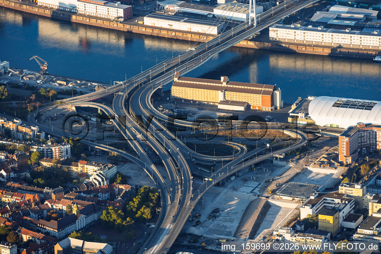Auffahrt zur Kurt-Schuhmacher-Brücke über den Rhein nach Mannheim(B44) mit Rheinuferstraße , Im Zollhof mit ZG Raiffeisen Getreidesilo am Rheinufer nach Abriss des Würfelbunkers und des Rathaus-Centers im Ortsteil Hemshof in Ludwigshafen im Bundesland Rheinland-Pfalz, Deutschland