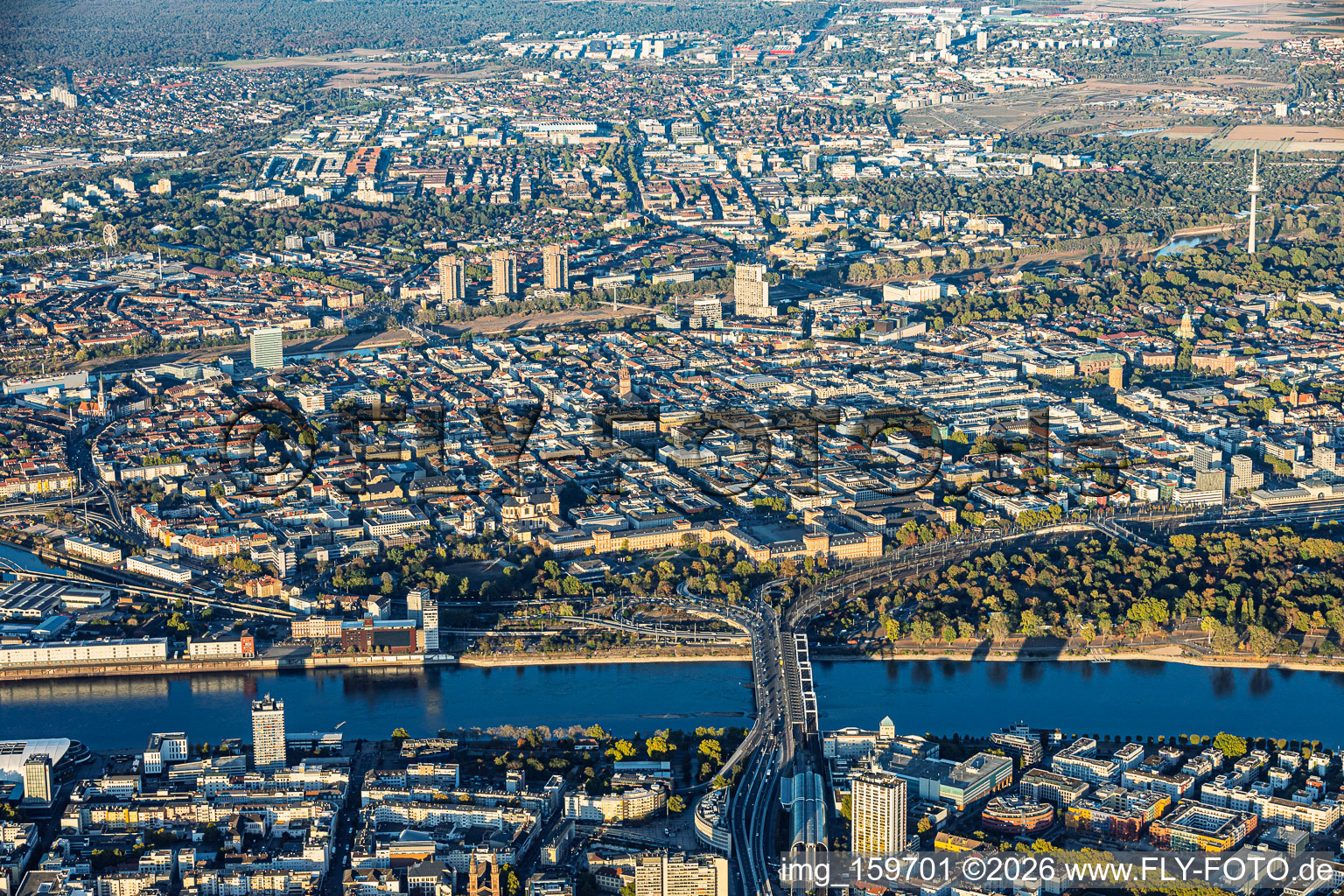 Innenstadt jenseits der Konrad-Adenauer-Brücke (B37 ) über den Rhein von Ludwigshafen bis zum Neckar mit Schloss, und Quadraten im Ring in Mannheim im Bundesland Baden-Württemberg, Deutschland