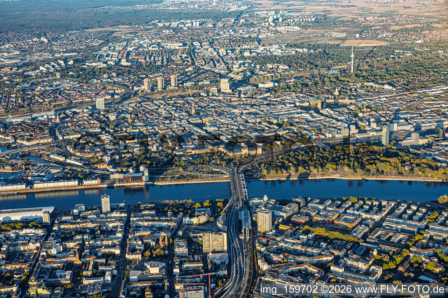Innenstadt jenseits der Konrad-Adenauer-Brücke (B37 ) über den Rhein von Ludwigshafen bis zum Neckar mit Schloss, und Quadraten im Ring in Mannheim im Bundesland Baden-Württemberg, Deutschland