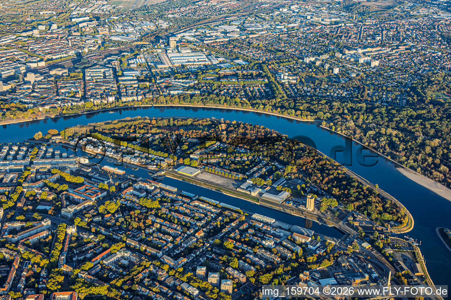 Parkinsel / Stadtpark zwischen Luitpoldhafen und Rheinufer im Ortsteil Süd in Ludwigshafen im Bundesland Rheinland-Pfalz, Deutschland