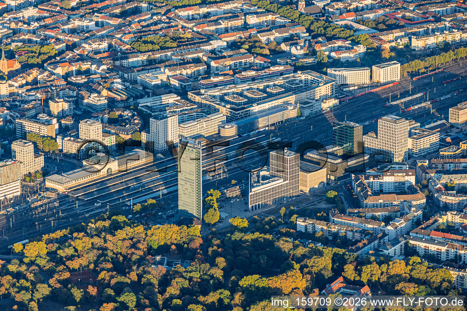 Hochhaus Victoria-Turm an der Helmut-Kohl-Straße (B36) und den Bahngleisen gegenüber Hbf Mannheim im Ortsteil Lindenhof im Bundesland Baden-Württemberg, Deutschland