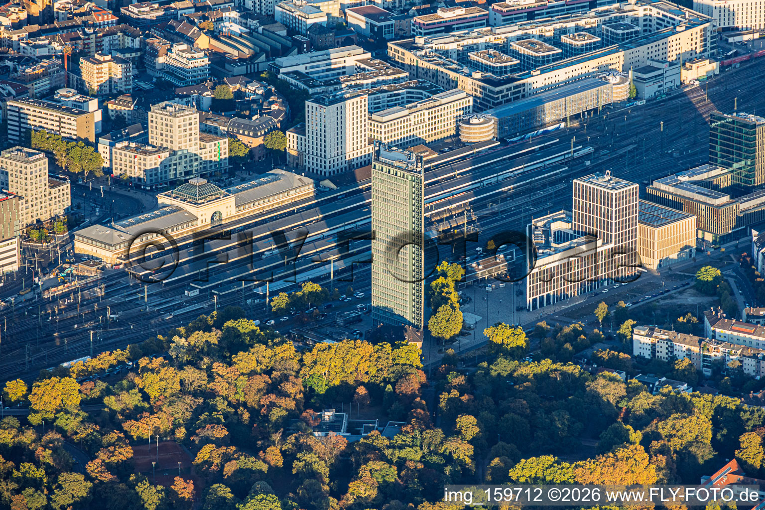 Hochhaus Victoria-Turm an der Helmut-Kohl-Straße (B36) und den Bahngleisen gegenüber Hbf Mannheim im Ortsteil Lindenhof im Bundesland Baden-Württemberg, Deutschland