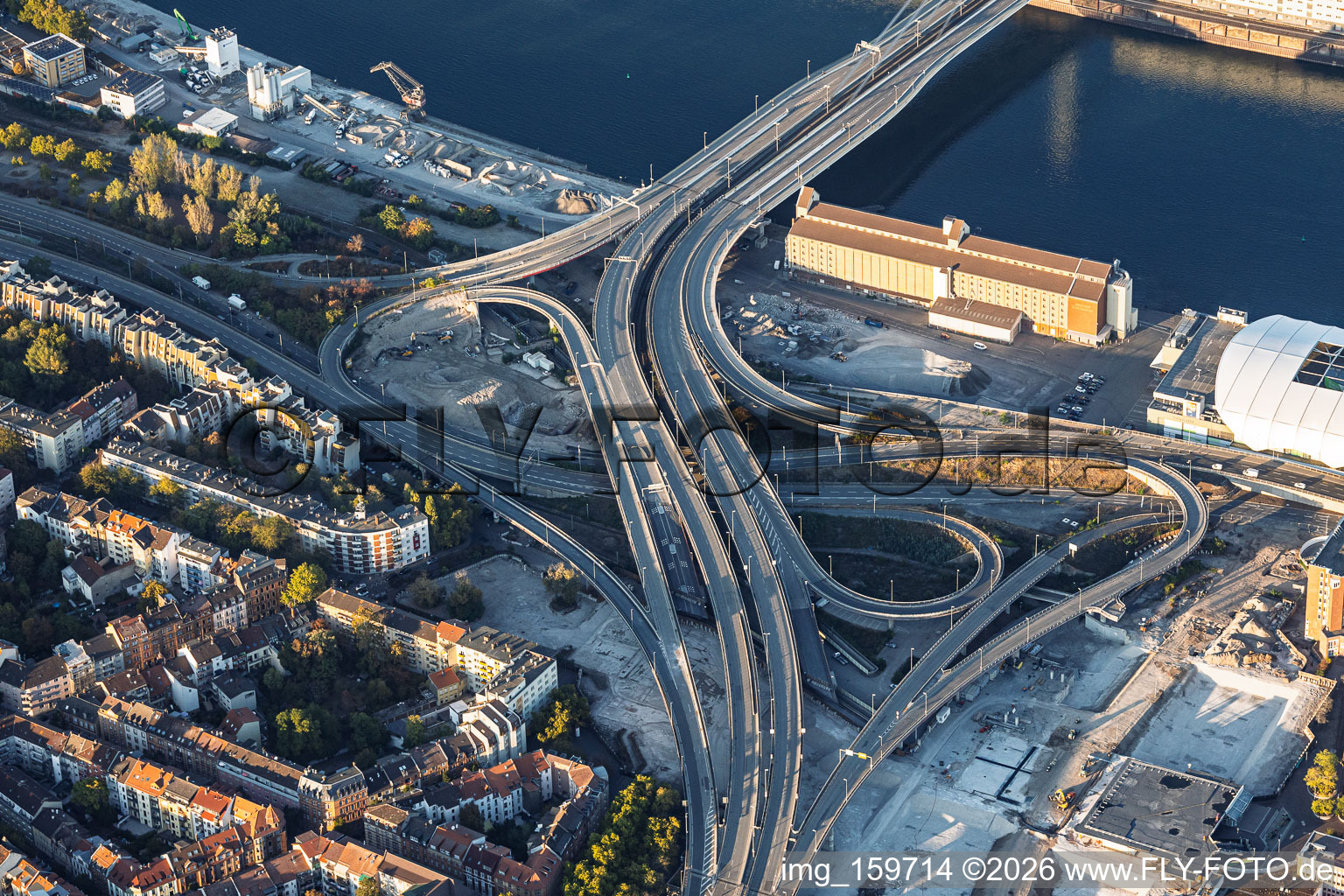 Auffahrt zur gesperrten Kurt-Schumacher-Brücke (B44) nach Sprengung des Würfelbunkers und Abriss des Rathaus-Centers und ZG Raiffeisen Getreidesilo am Rheinufer im Ortsteil Mitte in Ludwigshafen im Bundesland Rheinland-Pfalz, Deutschland
