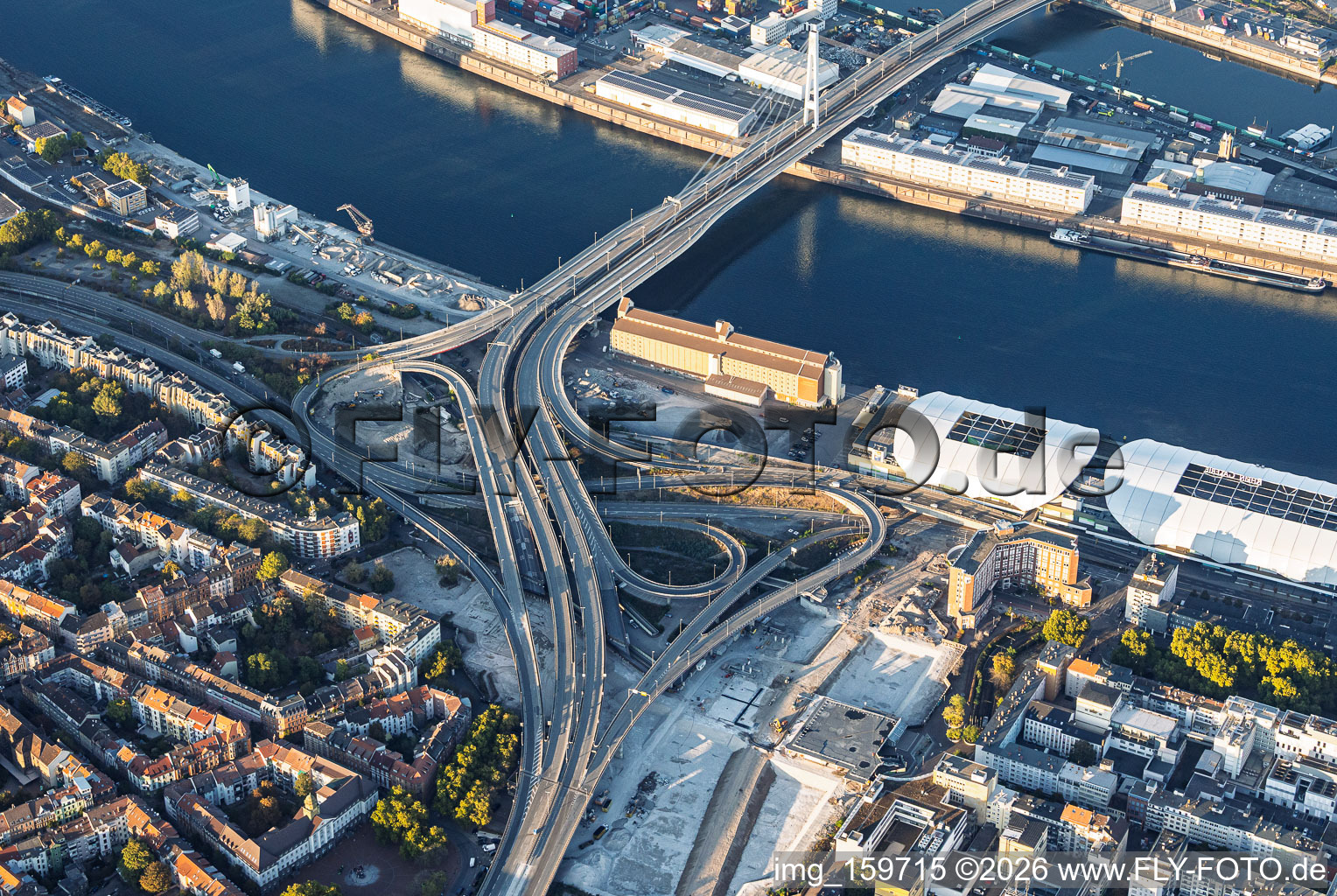 Auffahrt zur gesperrten Kurt-Schumacher-Brücke (B44) nach Sprengung des Würfelbunkers und Abriss des Rathaus-Centers und ZG Raiffeisen Getreidesilo am Rheinufer im Ortsteil Mitte in Ludwigshafen im Bundesland Rheinland-Pfalz, Deutschland