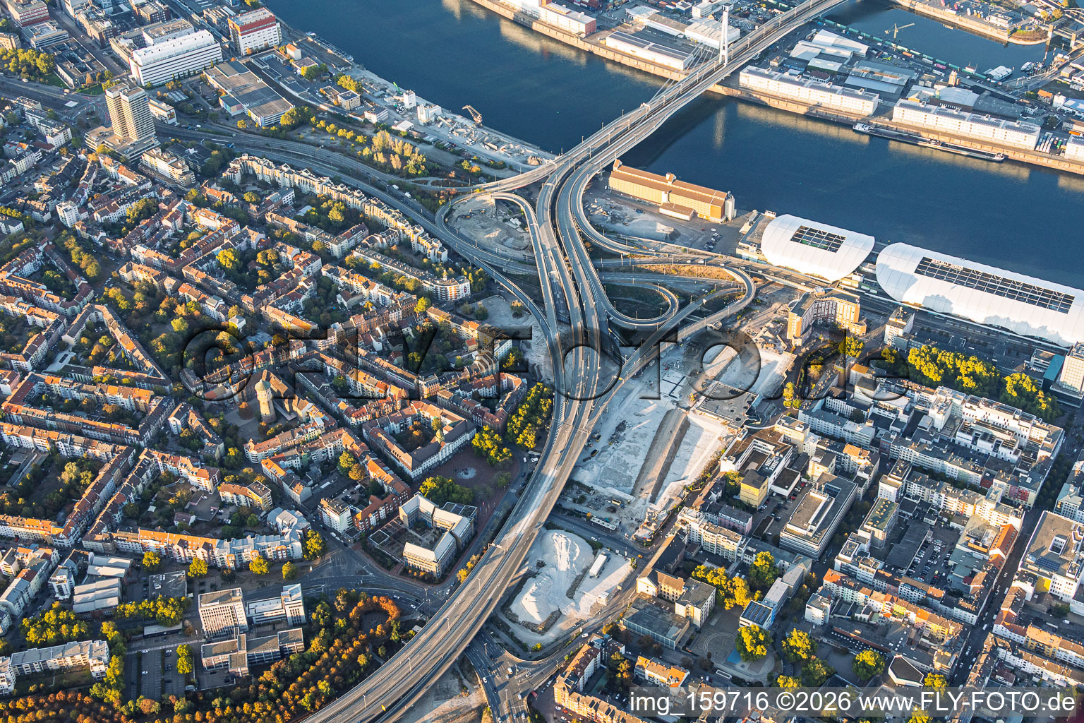 Baustelle zum Abriss der Hochstraße Nord (B44) für die geplanten Helmut-Kohl-Allee und Auffahrt zur gesperrten Kurt-Schumacher-Brücke nach Sprengung des Würfelbunkers und Abriss des Rathaus-Centers im Ortsteil Mitte in Ludwigshafen im Bundesland Rheinland-Pfalz, Deutschland