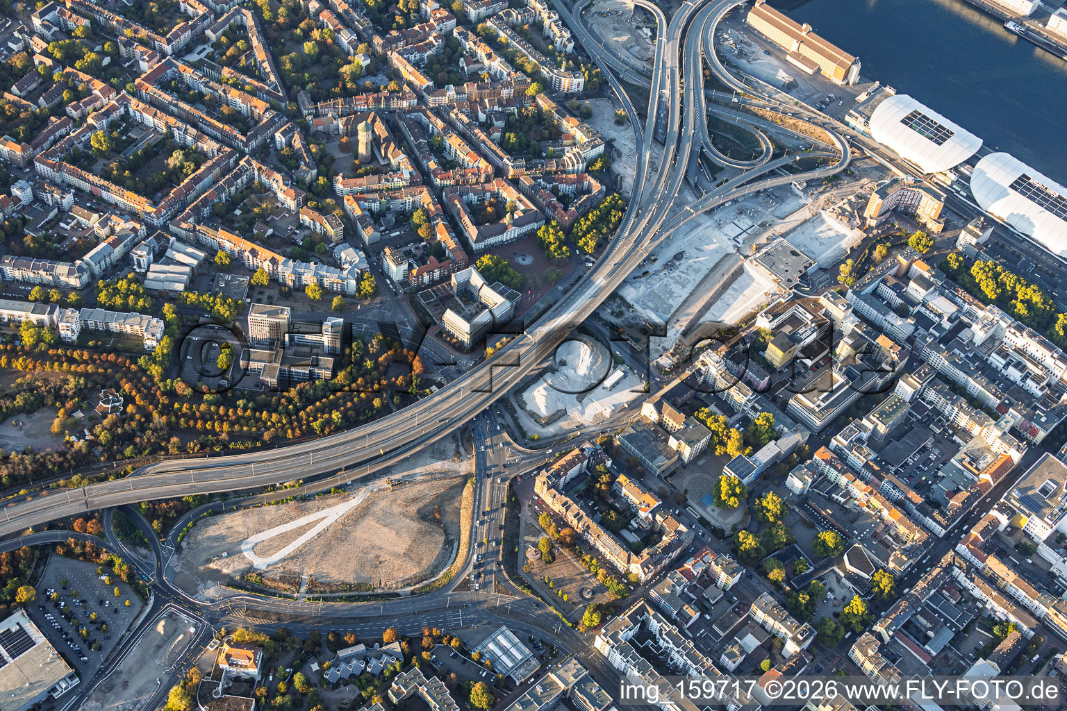 Baustelle zum Abriss der Hochstraße Nord (B44) für die geplanten Helmut-Kohl-Allee und Auffahrt zur gesperrten Kurt-Schumacher-Brücke nach Sprengung des Würfelbunkers und Abriss des Rathaus-Centers im Ortsteil Mitte in Ludwigshafen im Bundesland Rheinland-Pfalz, Deutschland