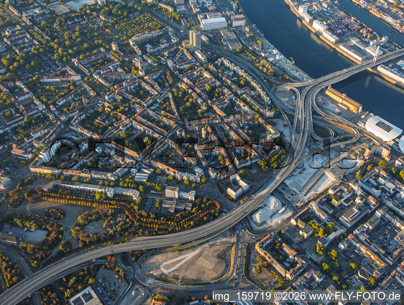 Baustelle zum Abriss der Hochstraße Nord (B44) für die geplanten Helmut-Kohl-Allee und Auffahrt zur gesperrten Kurt-Schumacher-Brücke nach Sprengung des Würfelbunkers und Abriss des Rathaus-Centers im Ortsteil Mitte in Ludwigshafen im Bundesland Rheinland-Pfalz, Deutschland