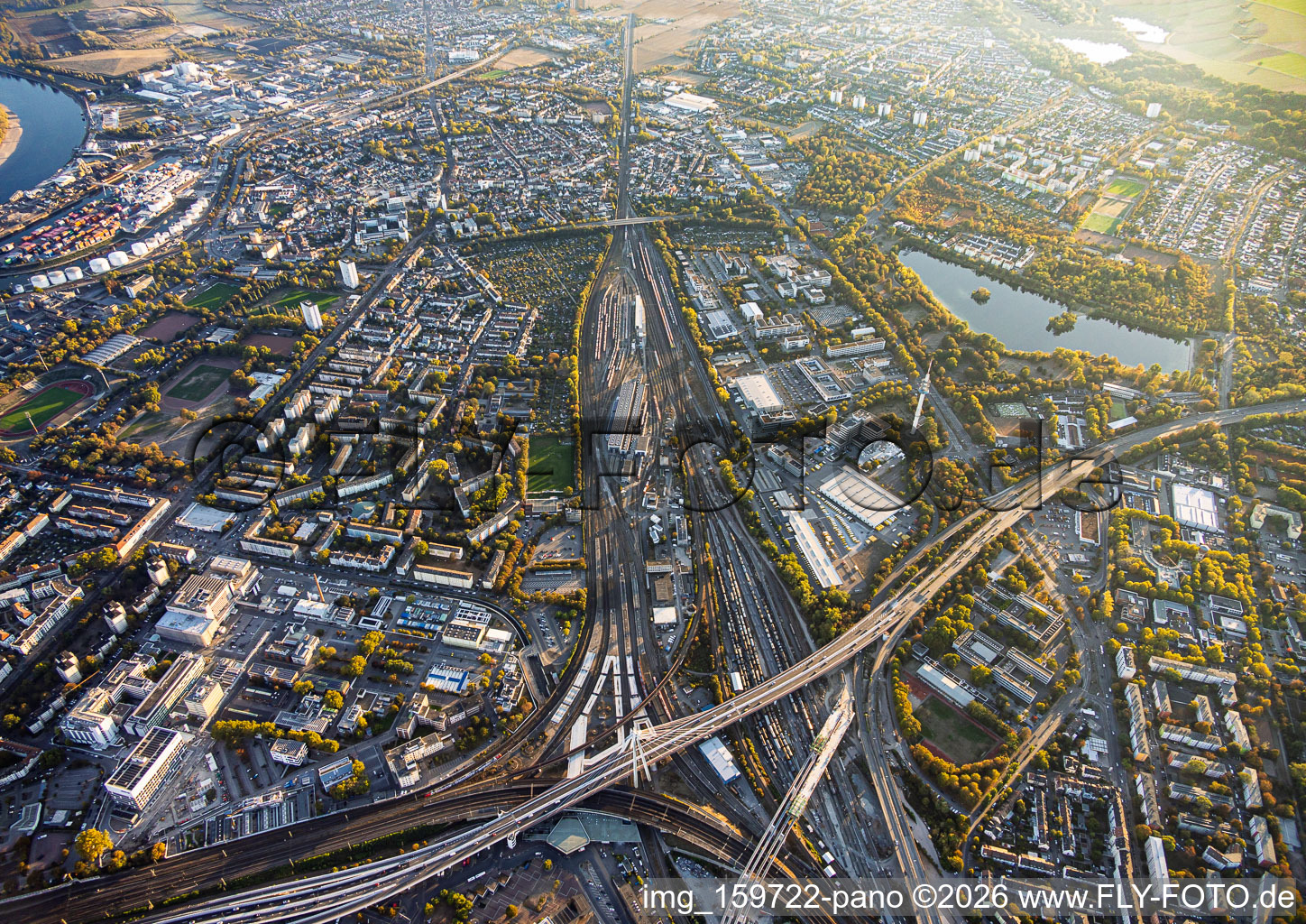 Hauptbahnhof Ludwigshafen unter der Pylonbrücke für die B37 im Ortsteil Süd im Bundesland Rheinland-Pfalz, Deutschland