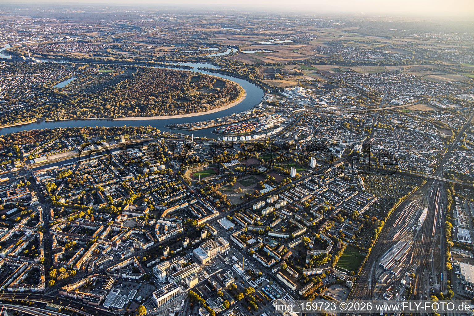 Stadtübersicht aus Norden vom Hbf bis zum Mundenheimer Altrheinhafen im Ortsteil Süd in Ludwigshafen im Bundesland Rheinland-Pfalz, Deutschland