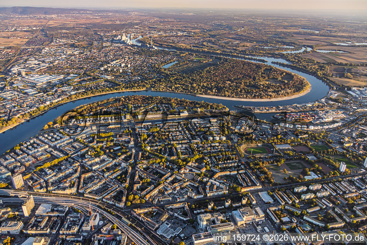 Stadtübersicht aus Nordwesten mit Wittelsbacherstraße von der Hochstraße Süd (B37) bis zur Parkinsel am Rhein in Ludwigshafen im Bundesland Rheinland-Pfalz, Deutschland