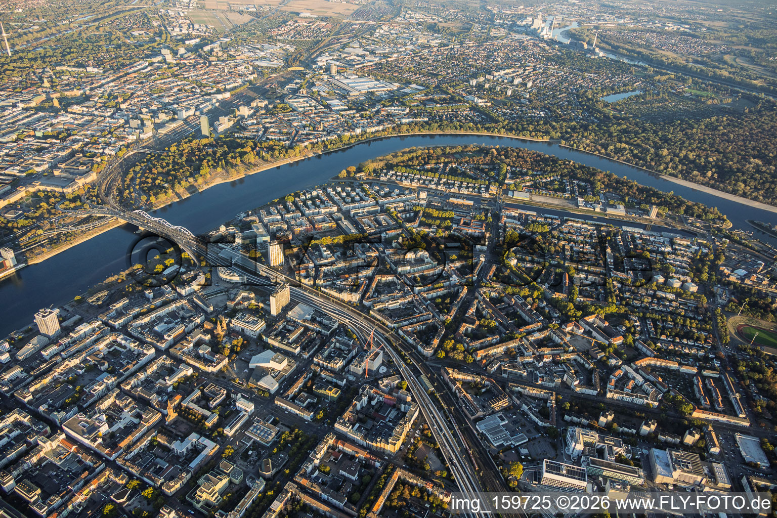 Stadtübersicht aus Westen mit Hochstraße Süd (B37) bis zur Konrad-Adenauer-Brücke über den Rhein und der Parkinsel im Ortsteil Mitte in Ludwigshafen im Bundesland Rheinland-Pfalz, Deutschland