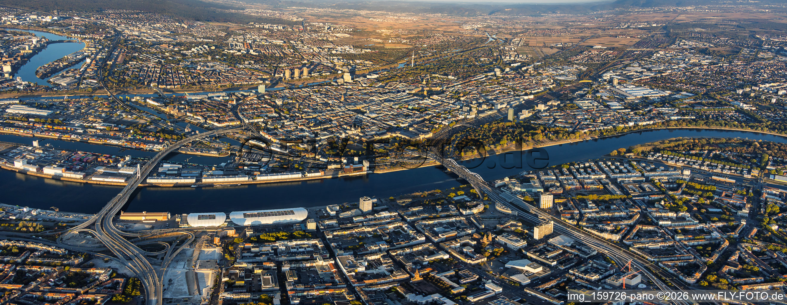 Stadtpanorama aus Westen jenseits des Rheins vom Rheinhafen bis zur Parkinsel zwischen Kurt-Schumacher-Brücke (B44), Konrad-Adenauer-Brücke(B37) aus Ludwigshafen im Ortsteil Innenstadt in Mannheim im Bundesland Baden-Württemberg, Deutschland