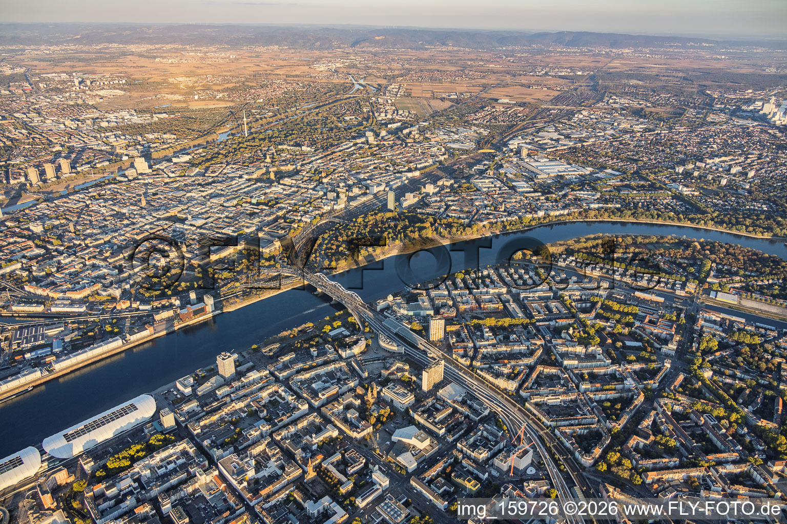 Stadtübersicht aus Westen jenseits des Rheins und der Konrad-Adenauer-Brücke aus Ludwigshafen im Ortsteil Innenstadt in Mannheim im Bundesland Baden-Württemberg, Deutschland
