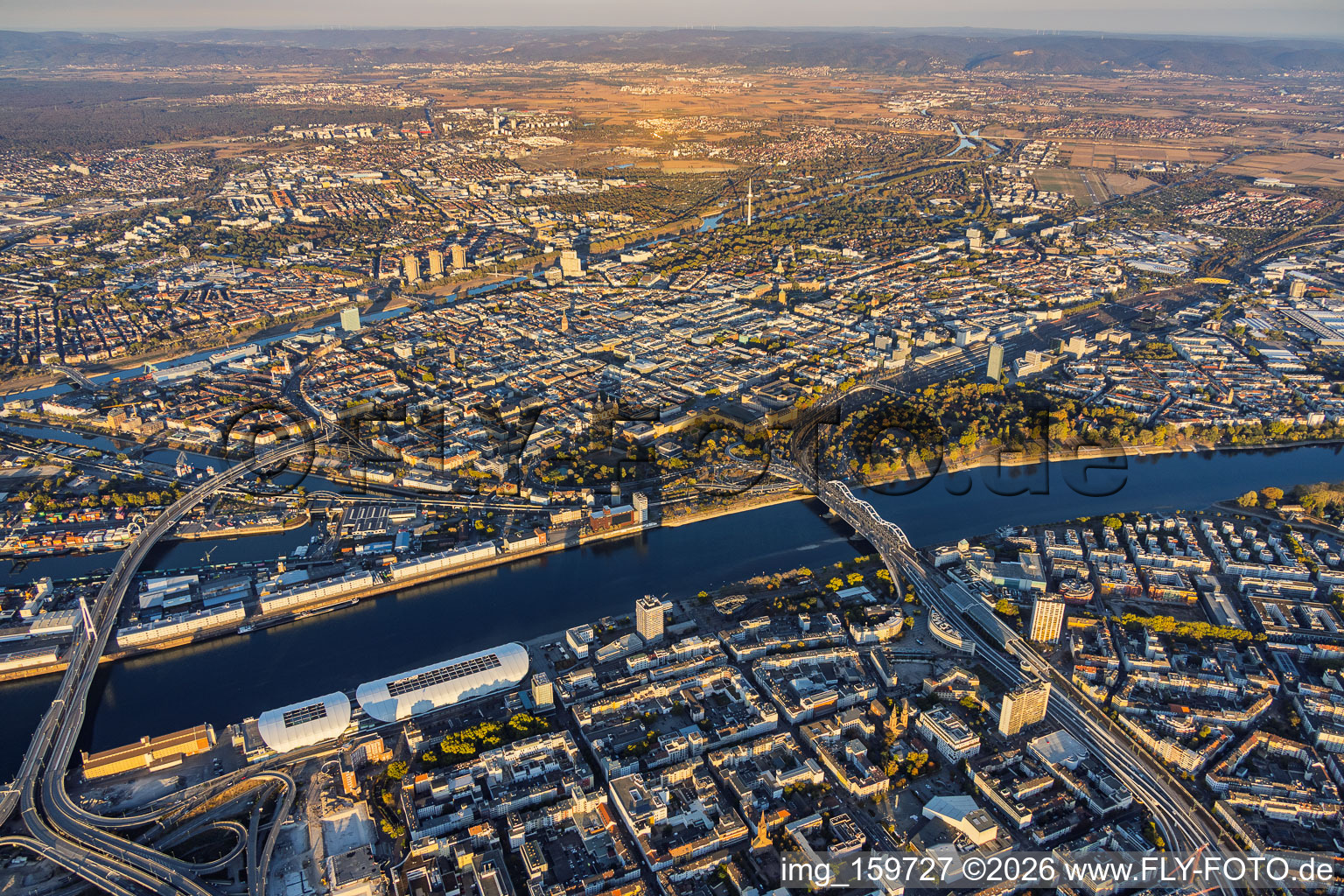 Stadtübersicht aus Westen mit Rhein-Galerie zwischen Kurt-Schumacher-Brücke (B44) und Konrad-Adenauer-Brücke(B37) nach Mannheim im Ortsteil Mitte in Ludwigshafen im Bundesland Rheinland-Pfalz, Deutschland