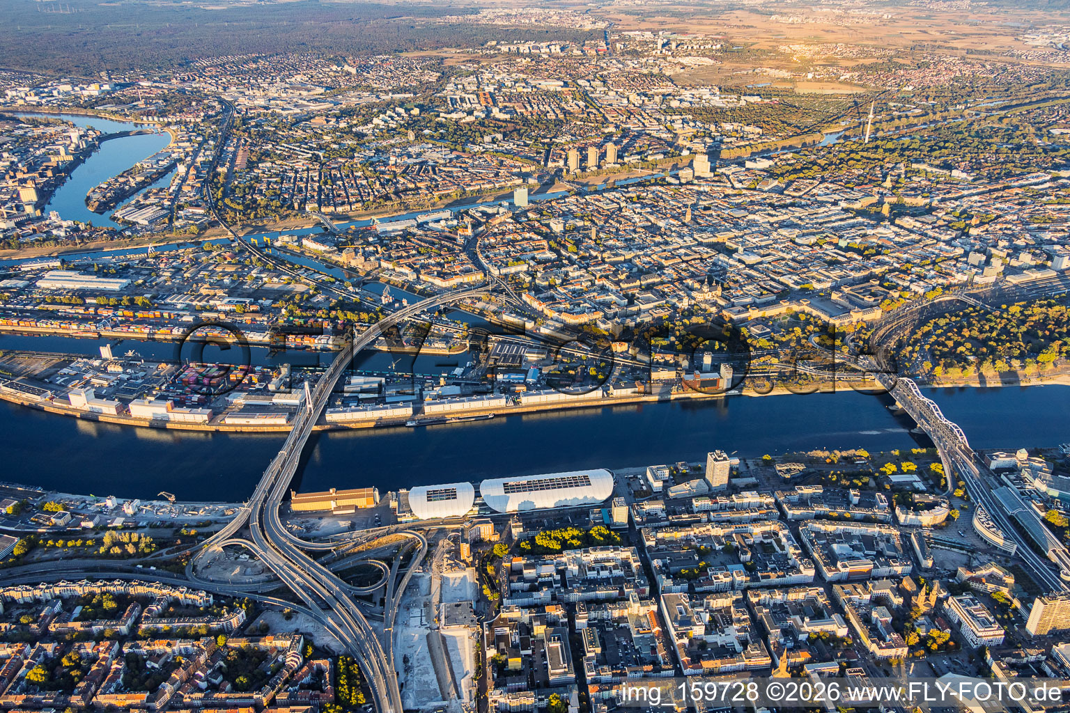 Stadtübersicht aus Westen jenseits des Rheins zwischen Kurt-Schumacher-Brücke (B44) und Konrad-Adenauer-Brücke(B37) aus Ludwigshafen im Ortsteil Innenstadt in Mannheim im Bundesland Baden-Württemberg, Deutschland