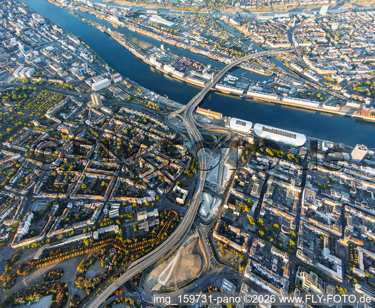 Baustelle zum Abriss der Hochstraße Nord (B44) für die geplanten Helmut-Kohl-Allee und Auffahrt zur gesperrten Kurt-Schumacher-Brücke nach Sprengung des Würfelbunkers und Abriss des Rathaus-Centers im Ortsteil Mitte in Ludwigshafen im Bundesland Rheinland-Pfalz, Deutschland