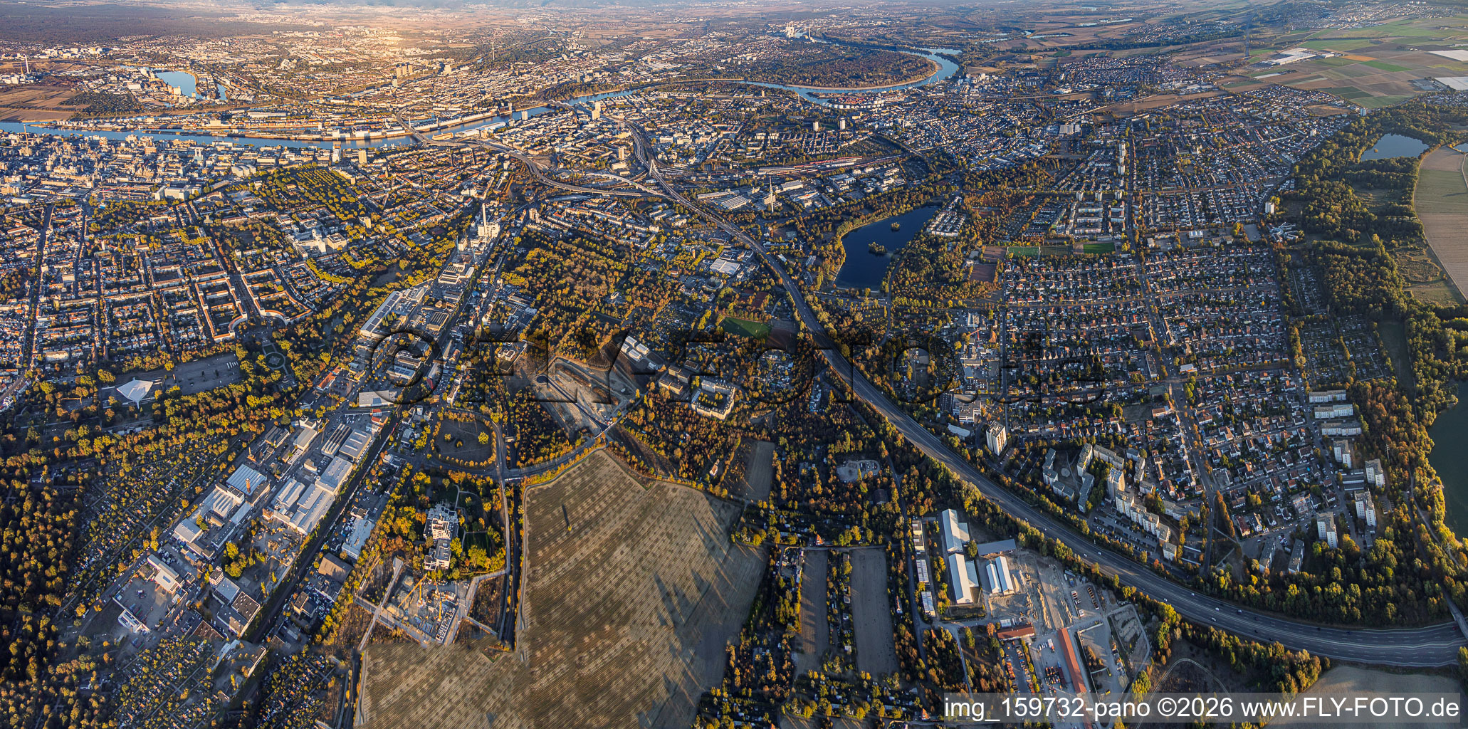 Stadttpanorama aus Süden von der BASF und Gartenstadt bis zum Rhein im Ortsteil Mitte in Ludwigshafen im Bundesland Rheinland-Pfalz, Deutschland