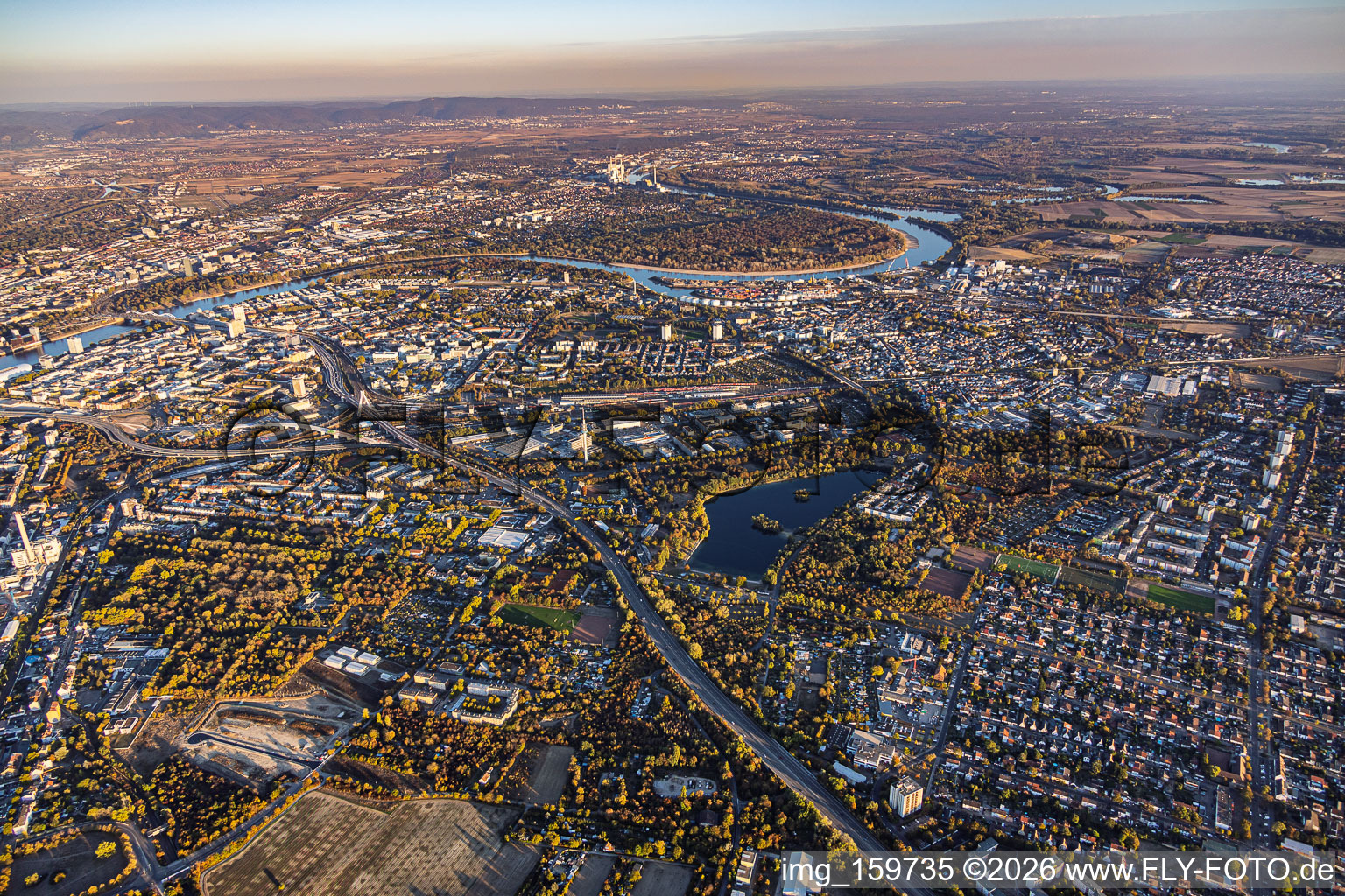 Stadtübersicht aus Westen von der A650 bis zum Rhein im Ortsteil West in Ludwigshafen im Bundesland Rheinland-Pfalz, Deutschland