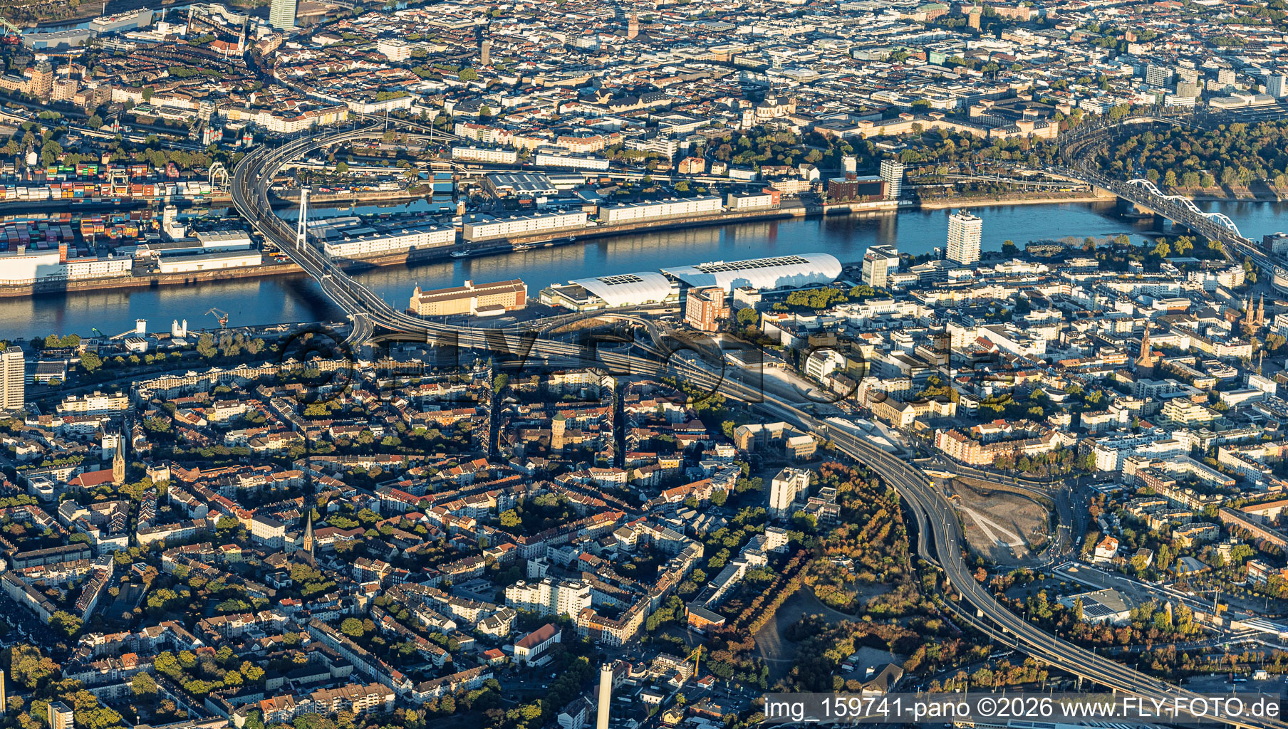 Verlauf der abzureissenden Hochstraße Nord (B44) für die geplanten Helmut-Kohl-Allee und Auffahrt zur gesperrten Kurt-Schumacher-Brücke nach Sprengung des Würfelbunkers und Abriss des Rathaus-Centers im Ortsteil Hemshof in Ludwigshafen im Bundesland Rheinland-Pfalz, Deutschland