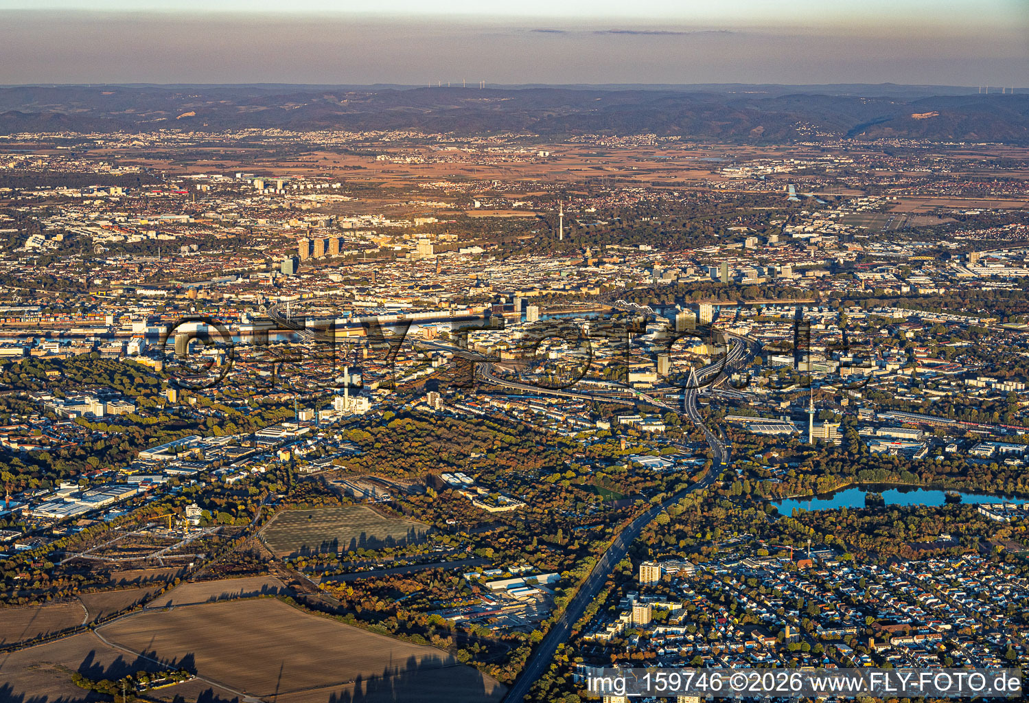 Stadtansicht aus Westen im Ortsteil West in Ludwigshafen im Bundesland Rheinland-Pfalz, Deutschland