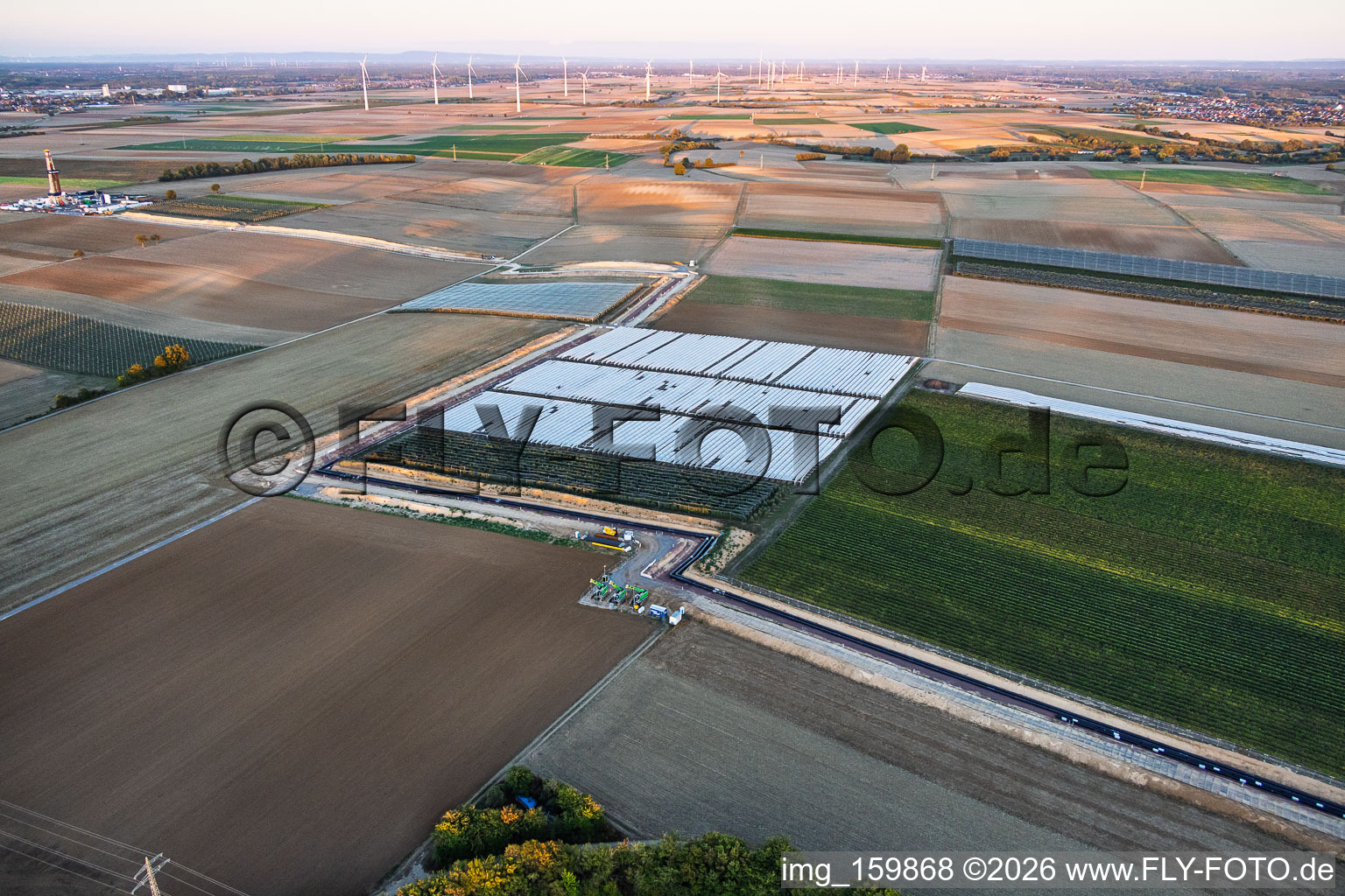 Tiefbauarbeiten für Trasse zwischen erstem Bohrplatz auf dem Schleidberg zum zweiten Bohrplatz auf dem Trappelberg des Lionheart-Projekts der Vulcan Energy für die zukünftige klimaneutrale Wärmeversorgung der Stadt Landau sowie Lithiumextraktion und Stromproduktion durch ORC-Anlage in Insheim im Bundesland Rheinland-Pfalz, Deutschland
