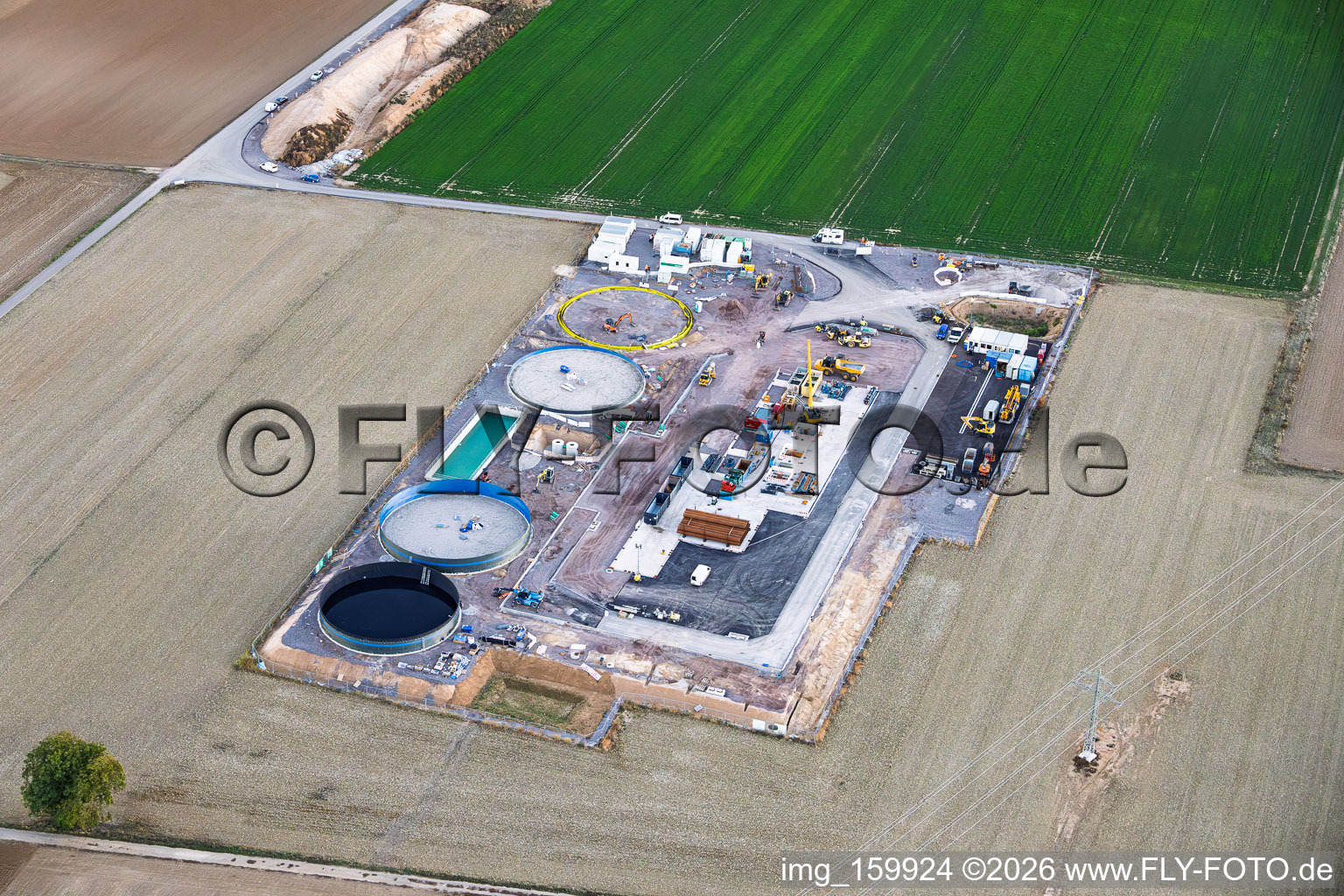 Baustelle des zweiten Bohrplatz Rig V10 - Vercana auf dem Trappelberg des Lionheart-Projekts der Vulcan Energy für die zukünftige klimaneutrale Wärmeversorgung der Stadt Landau sowie Lithiumextraktion und Stromproduktion durch ORC-Anlage in Rohrbach im Bundesland Rheinland-Pfalz, Deutschland
