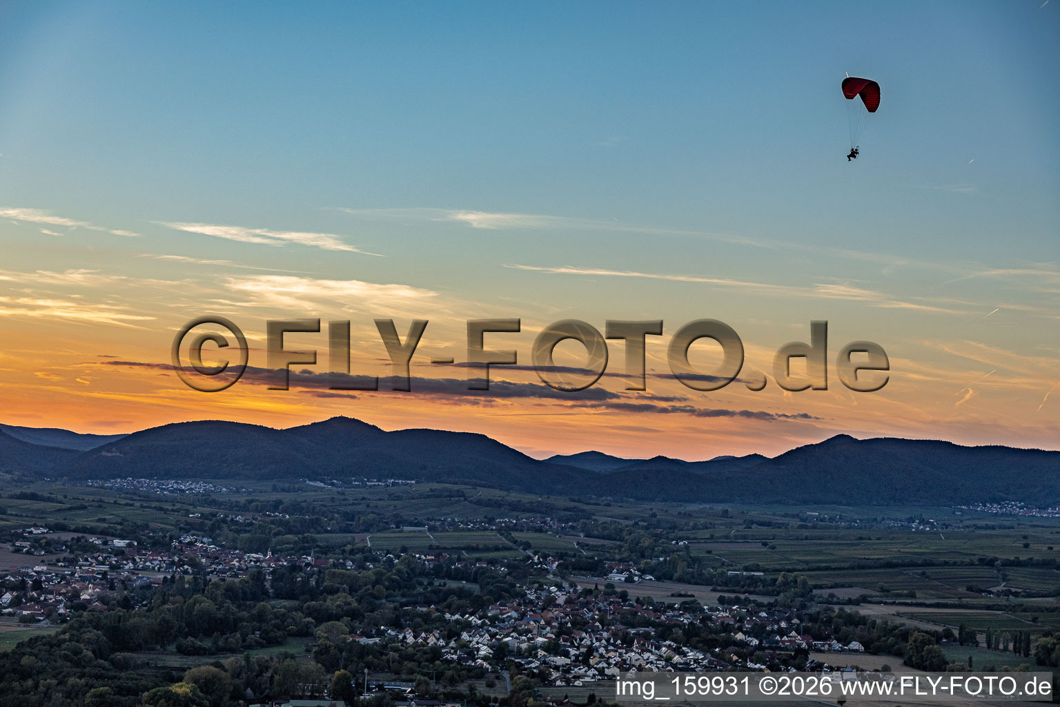 Gleitschirm im Abendlicht der Südpfalz im Ortsteil Billigheim in Billigheim-Ingenheim im Bundesland Rheinland-Pfalz, Deutschland