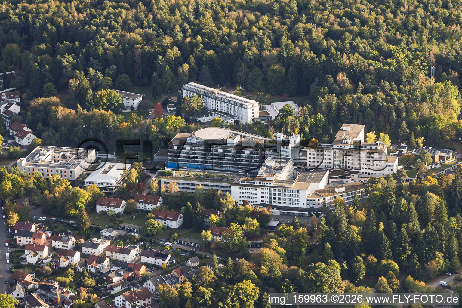 SRH Klinikum Karslbad-Langensteinbach aus Nordwesten in Karlsbad im Bundesland Baden-Württemberg, Deutschland