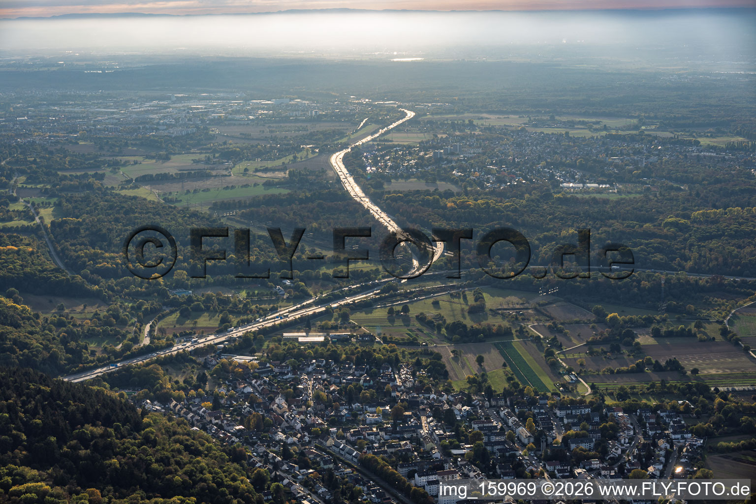 Autobahndreieck Karlsruhe mit A5 und A6 am Abend im Ortsteil Wolfartsweier im Bundesland Baden-Württemberg, Deutschland