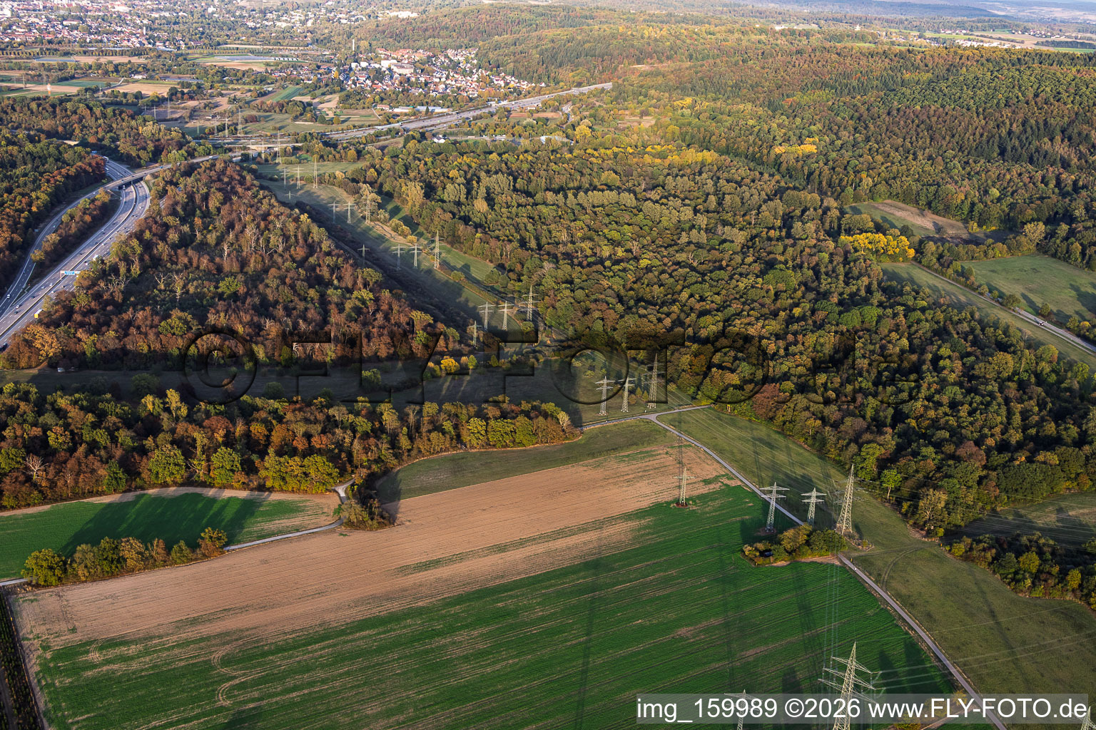 Vierfache Hochspannungstrasse am Hägenichgraben in Ettlingen im Bundesland Baden-Württemberg, Deutschland