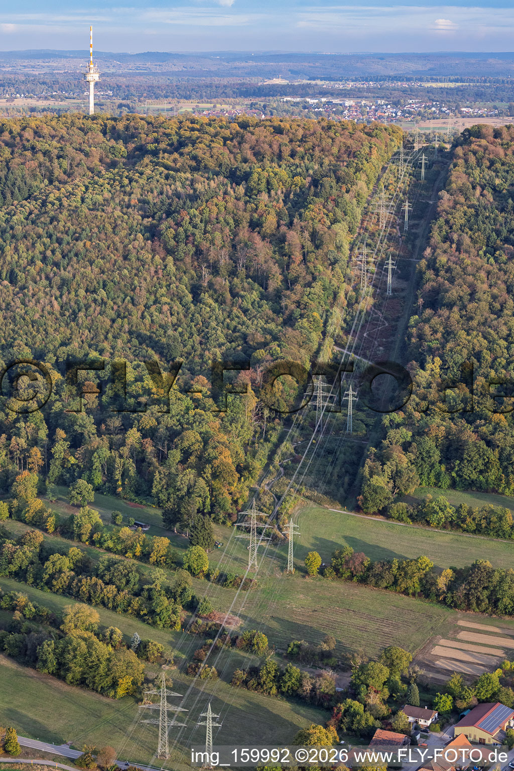 Waldschneisse für Hochspannungstrasse am Strommasten-Trail in Ettlingen im Bundesland Baden-Württemberg, Deutschland