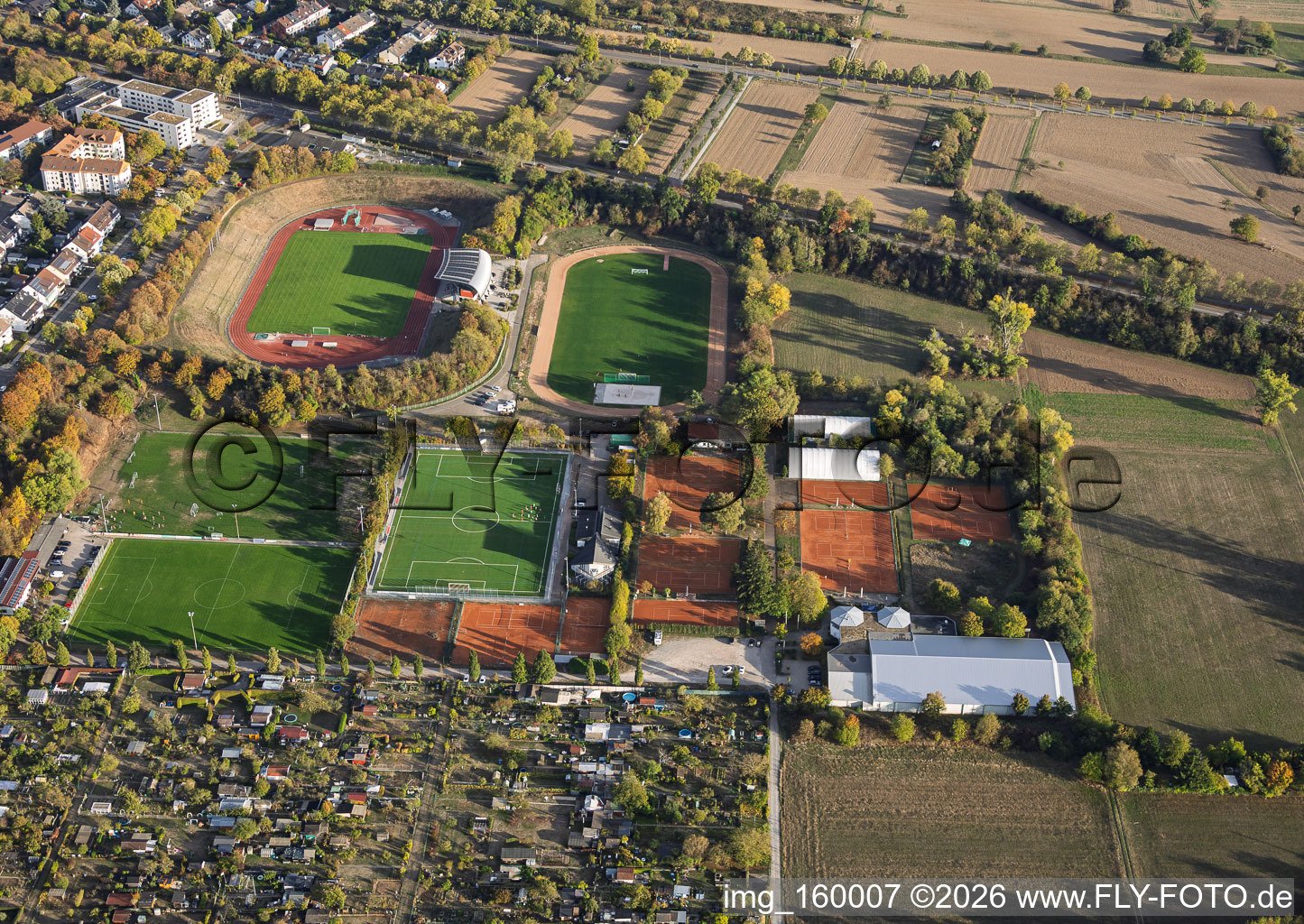 Sportpark Baggerloch mit Ettlinger Hans-Bretz-Stadion und Tennisplätzen des SSV Ettlingen 1847 im Bundesland Baden-Württemberg, Deutschland