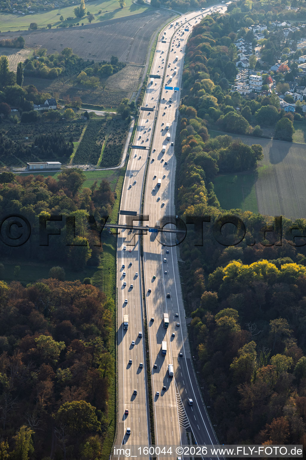 Verlauf der Autobahn A5 zwischen Dreieck Karlsruhe und Ausfahrt Ettlingen im Ortsteil Rüppurr im Bundesland Baden-Württemberg, Deutschland