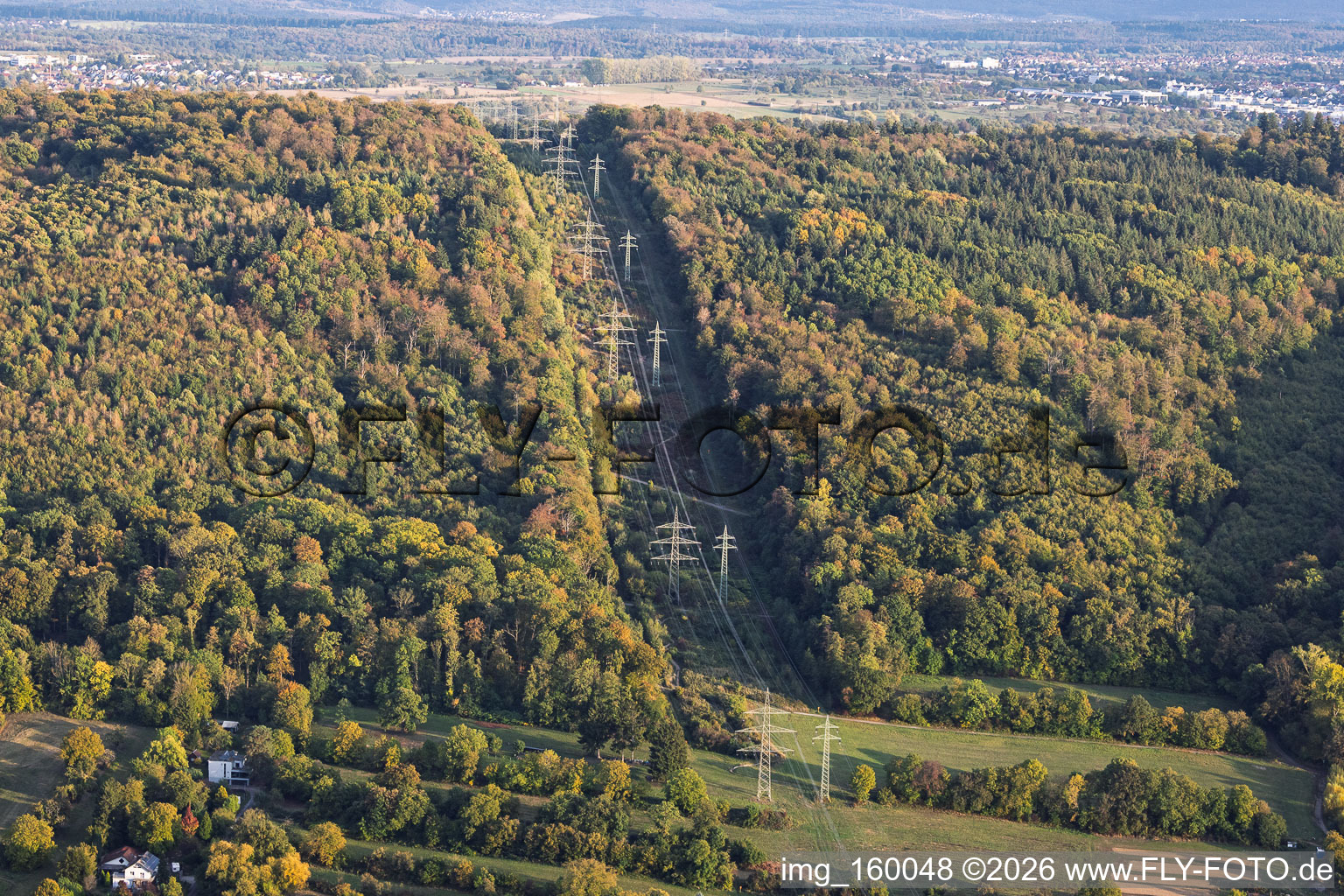 Waldschneisse für Hochspannungstrasse am Strommasten-Trail in Ettlingen im Bundesland Baden-Württemberg, Deutschland