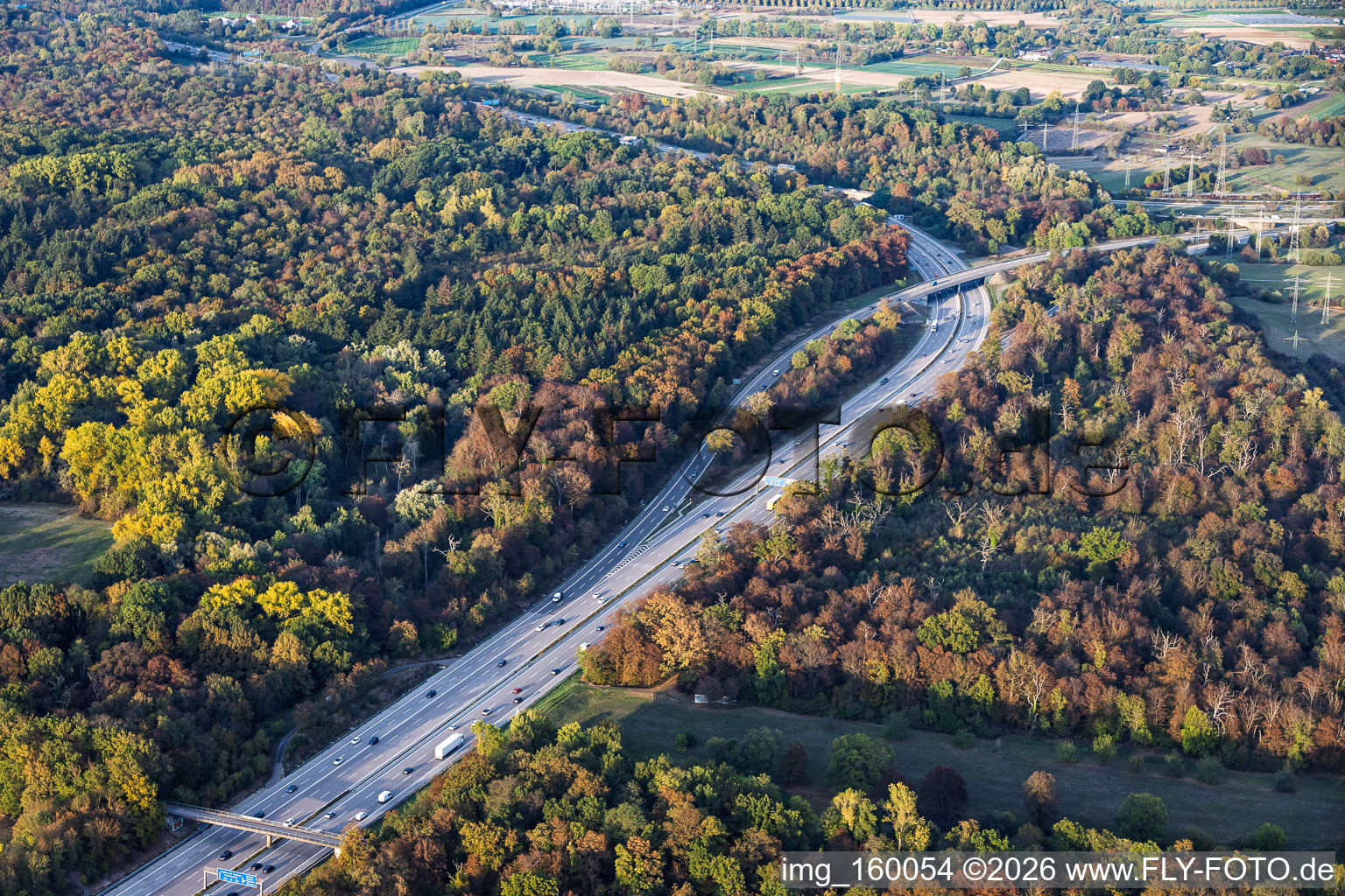 Verlauf der Autobahn A5 mit Überleitung zur A6 am Dreieck Karlsruhe im Ortsteil Rüppurr im Bundesland Baden-Württemberg, Deutschland