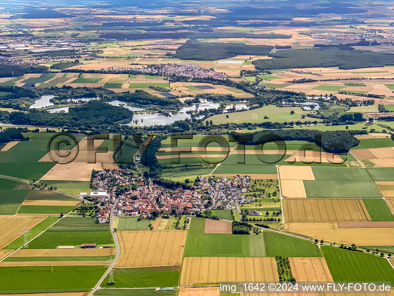 Hergolshausen von Westen vor dem Vogelschutzgebiet Garstadt in Waigolshausen im Bundesland Bayern, Deutschland