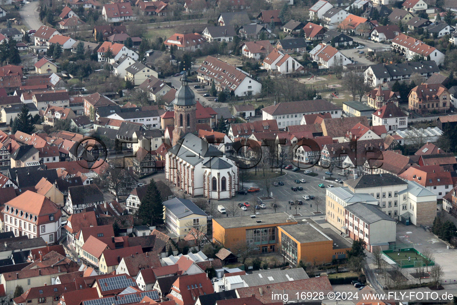 Kirchengebäude der St. Georgsskirche am Marktplatz in Kandel. Mit im Bild die Stadthalle im Bundesland Rheinland-Pfalz, Deutschland