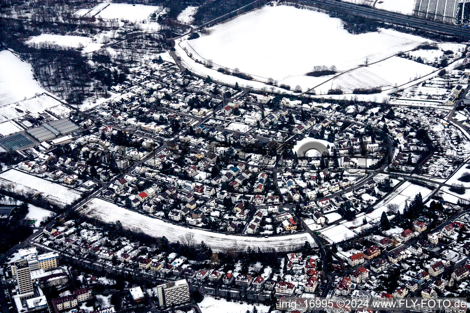Winterlich schneebedeckte Wohngebiet der Mehrfamilienhaussiedlung Märchenring im Ortsteil Rüppurr in Karlsruhe im Bundesland Baden-Württemberg, Deutschland