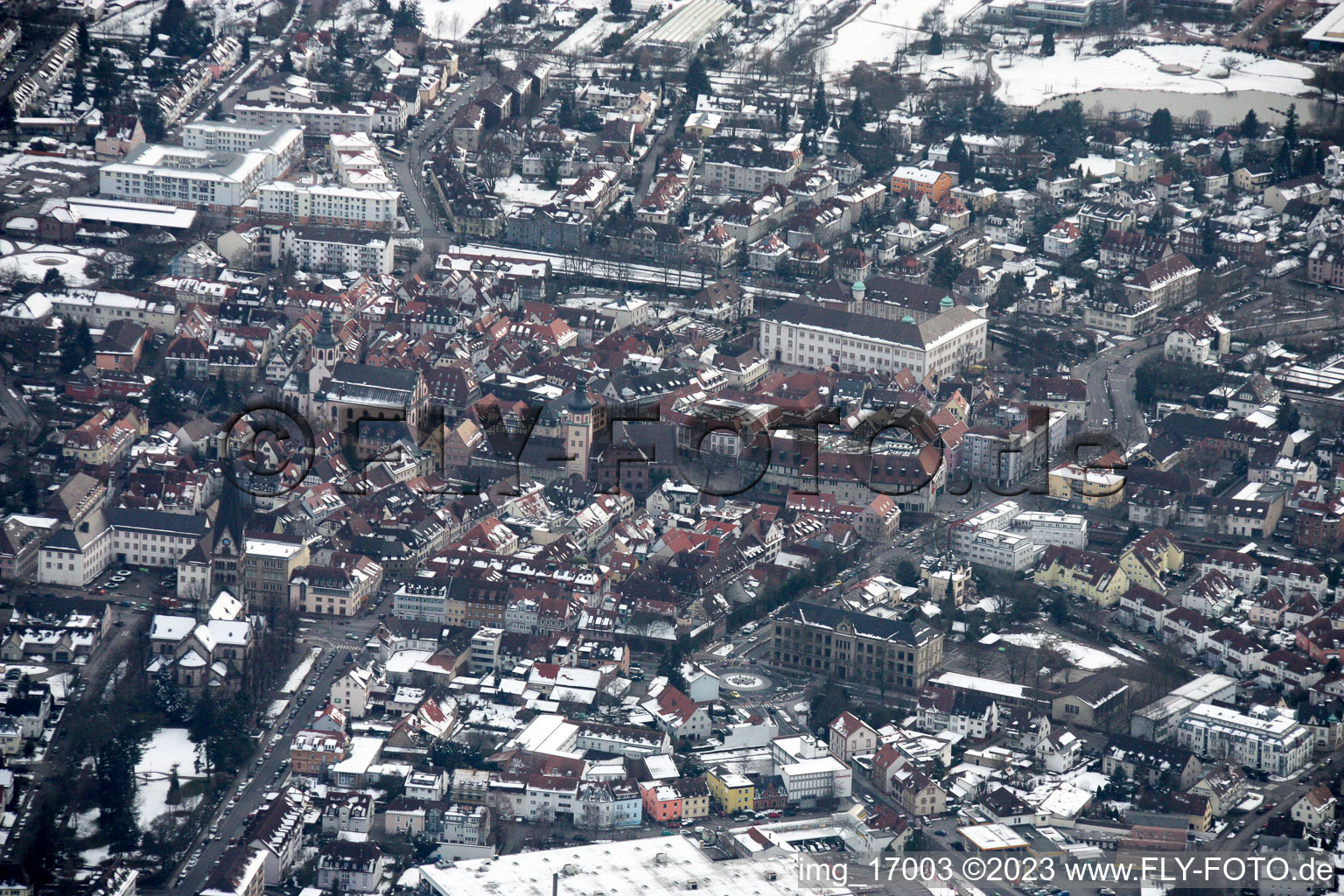Luftbild von Winterlich schneebedeckte Ortsansicht der Straßen und Häuser der Wohngebiete in Ettlingen im Bundesland Baden-Württemberg, Deutschland