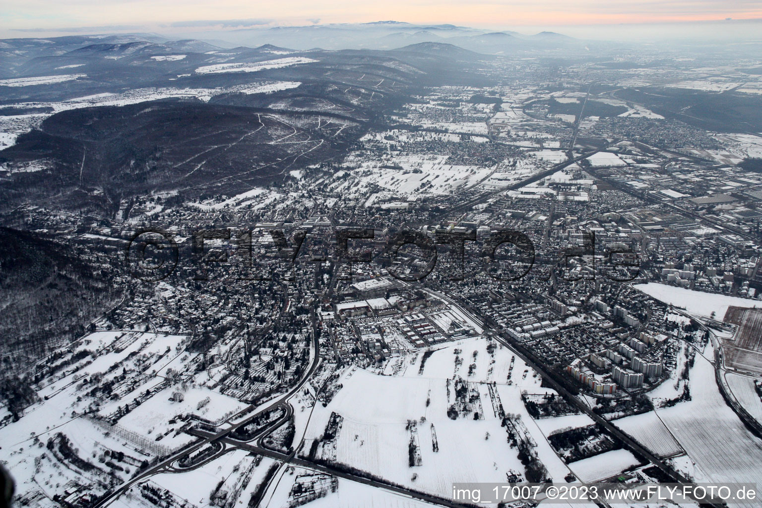 Luftaufnahme von Winterlich schneebedeckte Ortsansicht der Straßen und Häuser der Wohngebiete in Ettlingen im Bundesland Baden-Württemberg, Deutschland