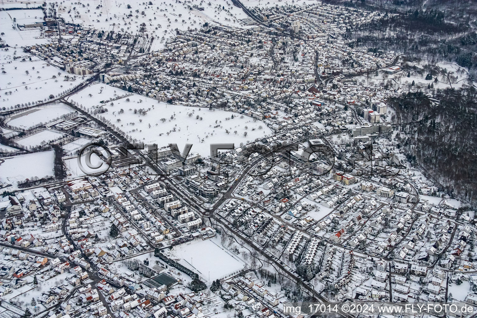 Winterlich schneebedeckte Ortsansicht der Straßen und Häuser der Wohngebiete in Reichenbach in Waldbronn im Bundesland Baden-Württemberg, Deutschland