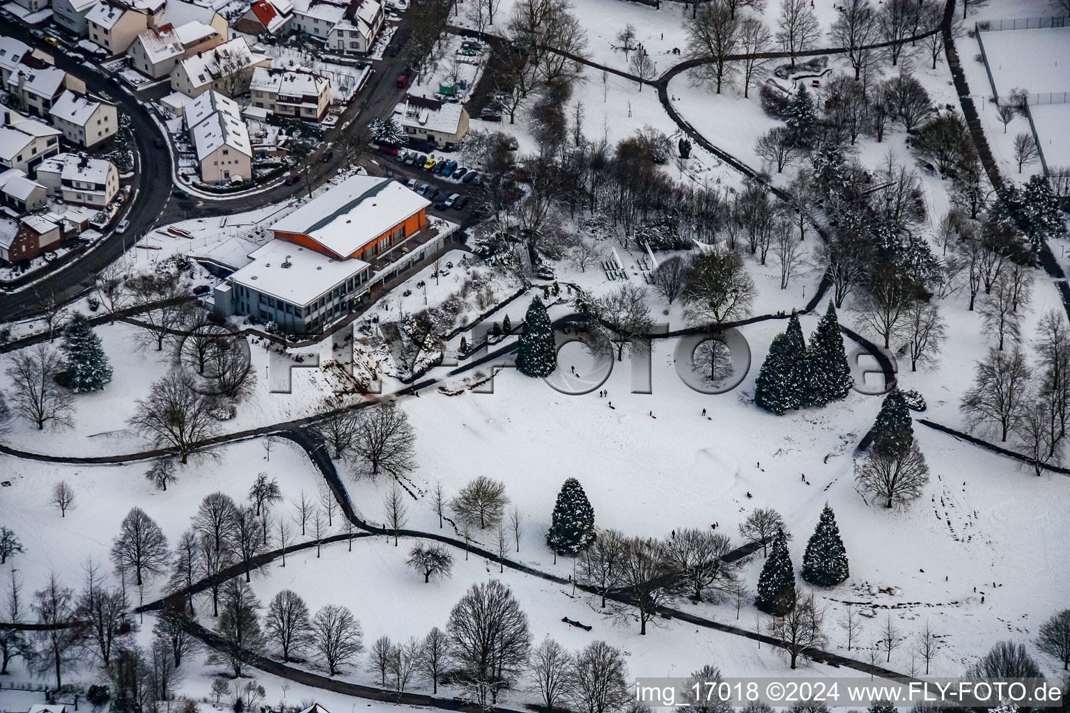 Winterlich schneebedeckte Parkanlage Kurpark mit Herzog Kaffee in Reichenbach in Waldbronn im Bundesland Baden-Württemberg, Deutschland