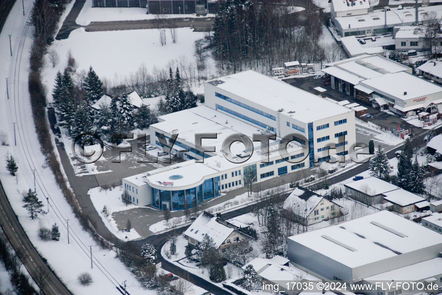 Luftbild von Winterlich schneebedeckte Industrie- und Gewerbegebiet im Ortsteil Ittersbach in Karlsbad im Ortsteil Im Stockmädle im Bundesland Baden-Württemberg, Deutschland
