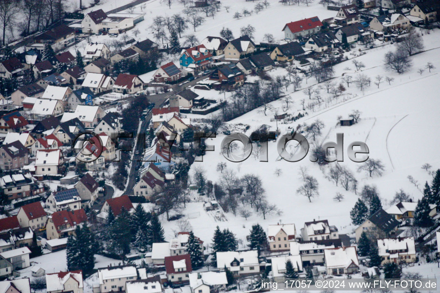 Winterlich schneebedeckte Dorf - Ansicht im Ortsteil Gräfenhausen in Birkenfeld im Bundesland Baden-Württemberg, Deutschland