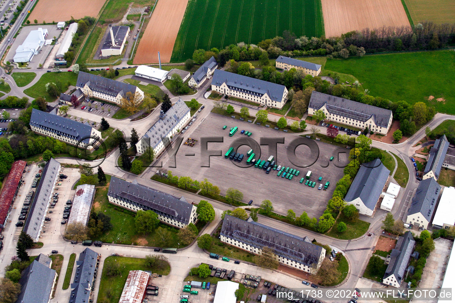 Luftbild von Gebäudekomplex der ehemaligen Zoll- Kaserne jetzt Bundespolizeiabteilung in Bad Bergzabern im Bundesland Rheinland-Pfalz, Deutschland