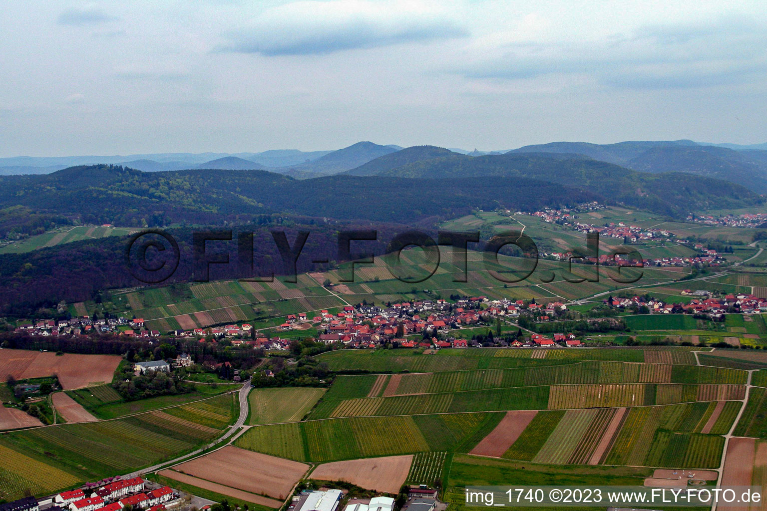 Ortsteil Pleisweiler in Pleisweiler-Oberhofen im Bundesland Rheinland-Pfalz, Deutschland von einer Drohne aus